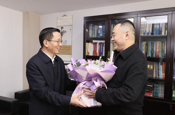王予波慰问张宗亮.jpg