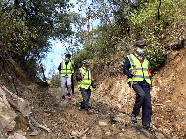 腾冲市滇滩镇巡防人员在边境一线巡逻.jpg 腾冲市滇滩镇巡防人员在边境一线巡逻.jpg